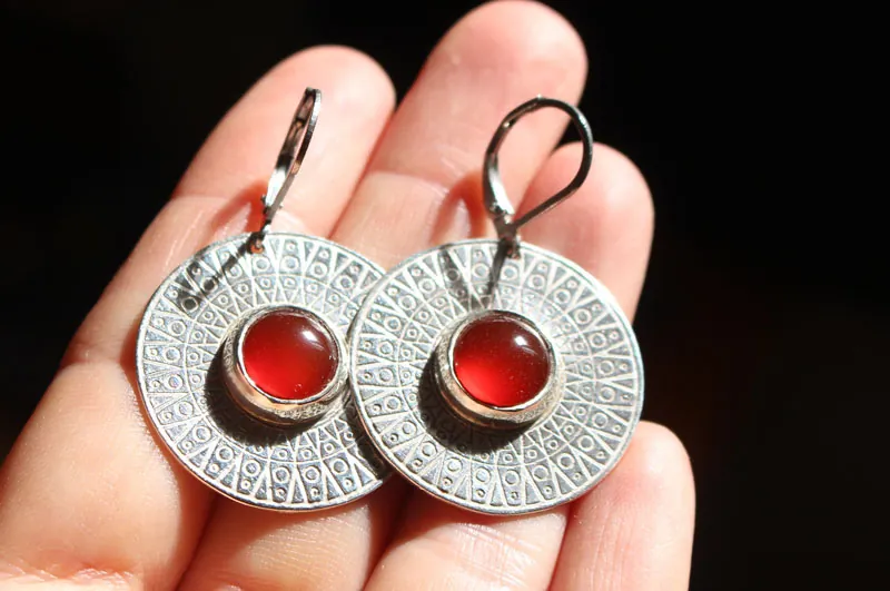 Disco solar, aretes luz egipcia en plata y cornalina