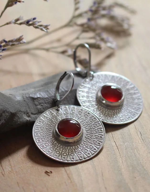 Disco solar, aretes luz egipcia en plata y cornalina