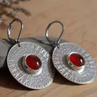 Disco solar, aretes luz egipcia en plata y cornalina