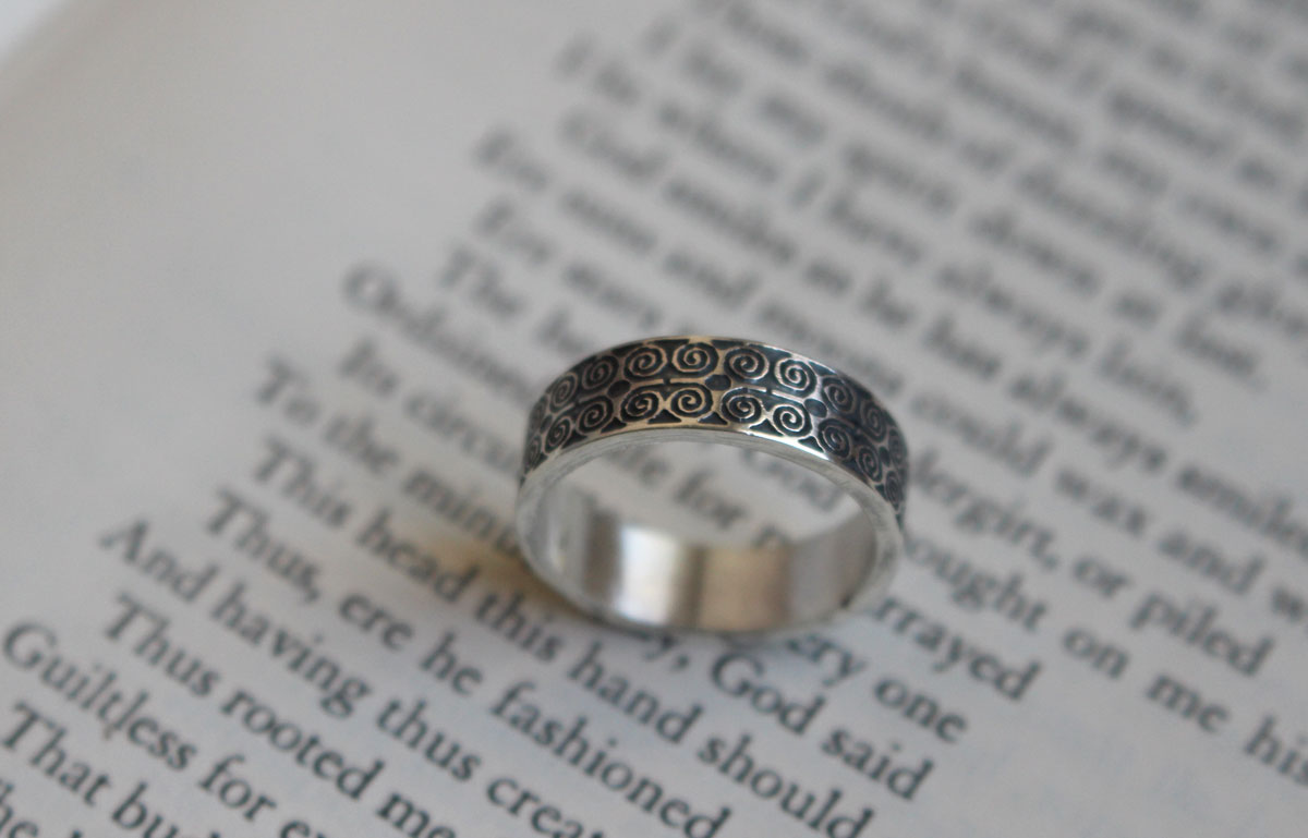 Dwennimmen, anillo adinkra africano en plata