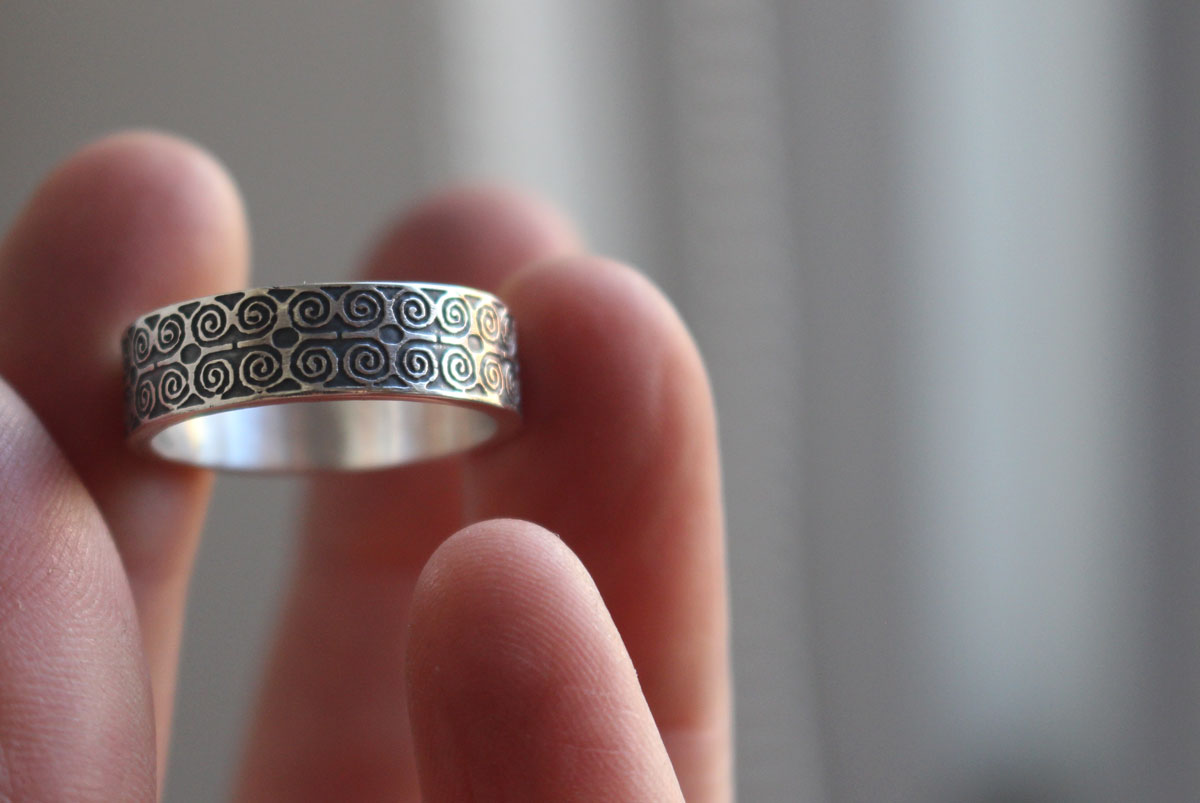 Dwennimmen, anillo adinkra africano en plata