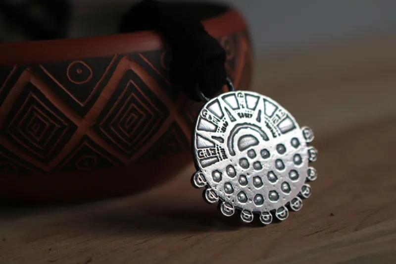 Eclipse, collar sol y noche estrellada azteca en plata