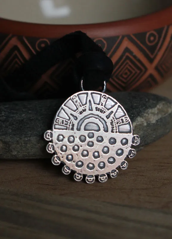 Eclipse, collar sol y noche estrellada azteca en plata