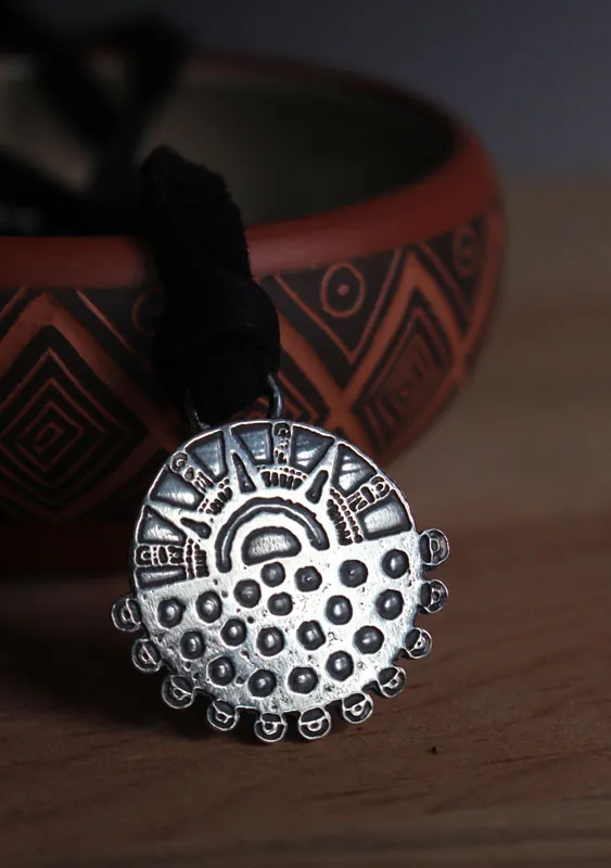 Eclipse, collar sol y noche estrellada azteca en plata