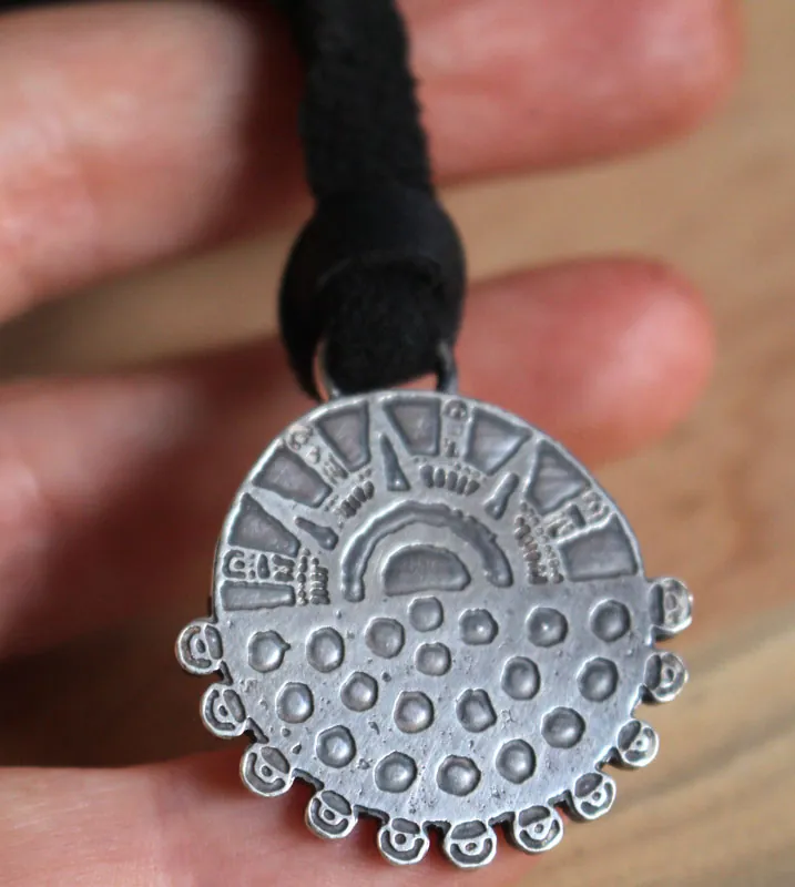 Eclipse, collar sol y noche estrellada azteca en plata