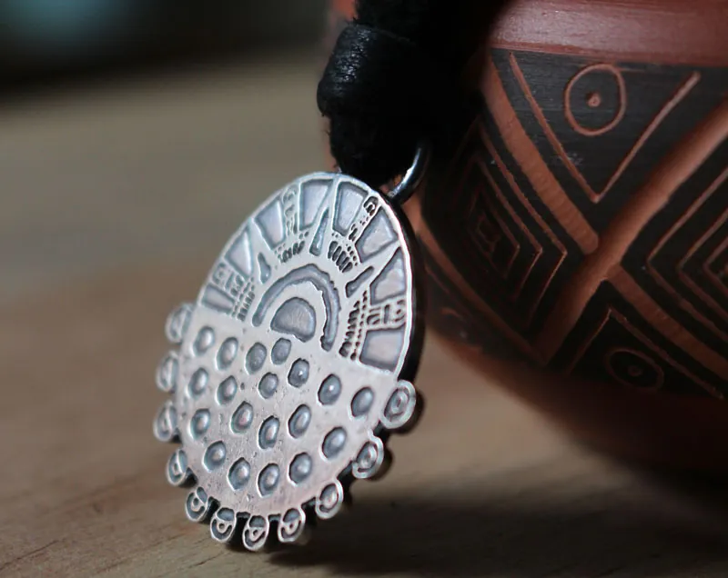 Eclipse, collar sol y noche estrellada azteca en plata
