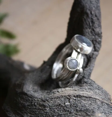 Eclipse lunar, anillo apilable noche de verano en plata y labradorita