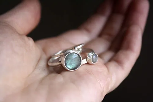 Eclipse lunar, anillo apilable noche de verano en plata y labradorita