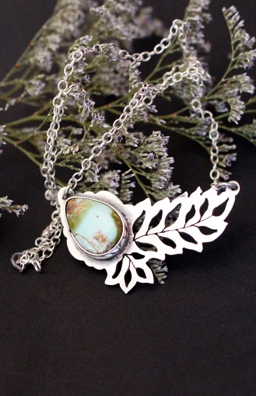 Eclosión de turquesa, collar hoja calada en plata y turquesa
