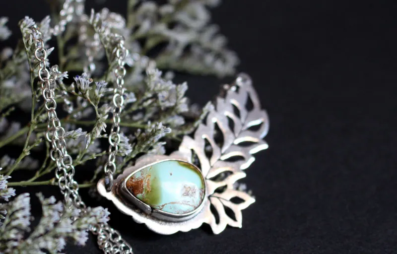 Eclosión de turquesa, collar hoja calada en plata y turquesa