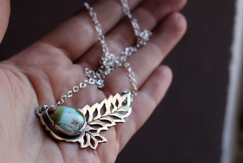 Eclosión de turquesa, collar hoja calada en plata y turquesa