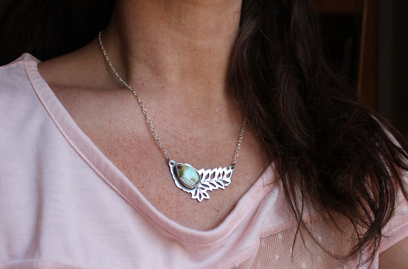 Eclosión de turquesa, collar hoja calada en plata y turquesa