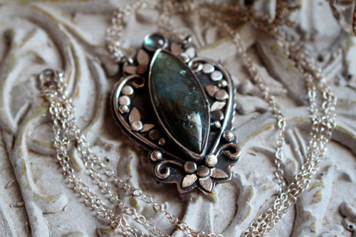 Edén inaccesible, collar flores de jardín en plata y labradorita