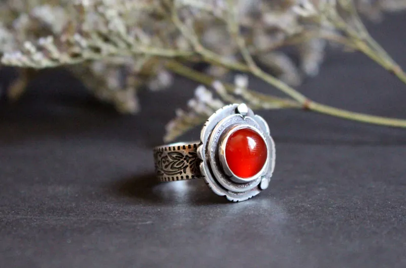 Eglantina de otoño, anillo flor y fruto en plata y cornalina