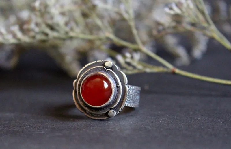 Eglantina de otoño, anillo flor y fruto en plata y cornalina