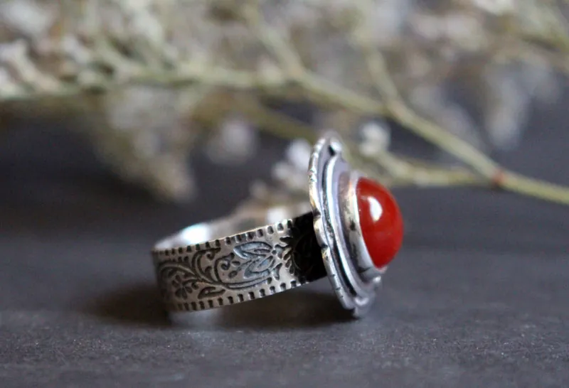 Eglantina de otoño, anillo flor y fruto en plata y cornalina