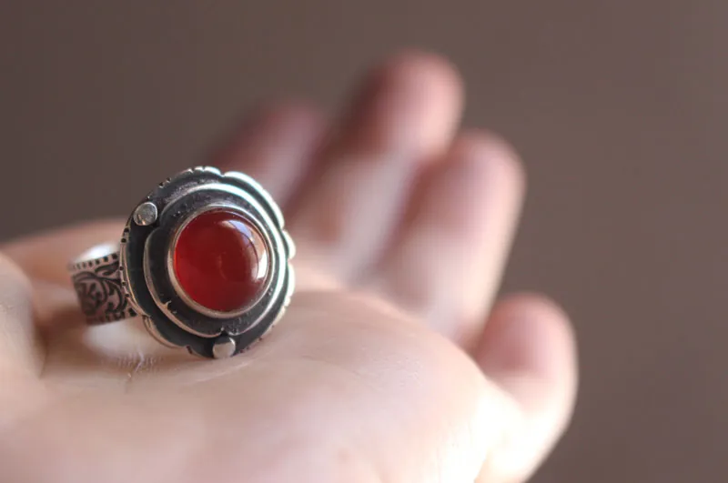 Eglantina de otoño, anillo flor y fruto en plata y cornalina