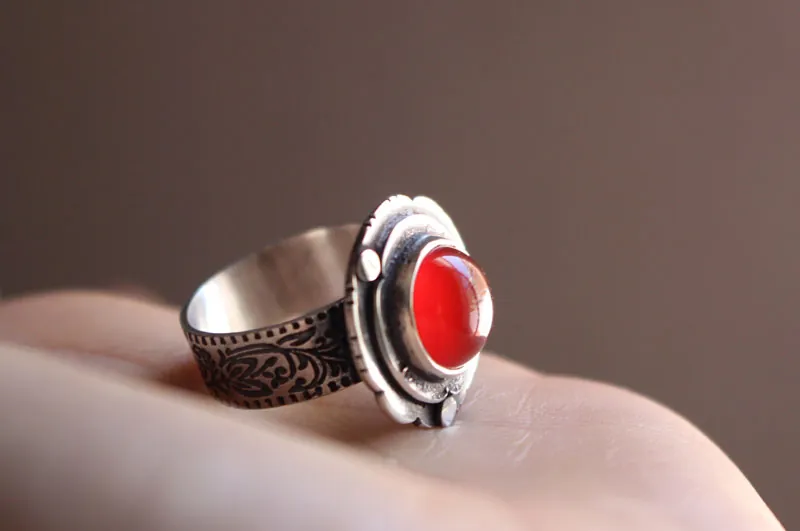 Eglantina de otoño, anillo flor y fruto en plata y cornalina