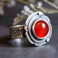 Eglantina de otoño, anillo flor y fruto en plata y cornalina