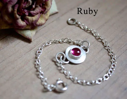 Ekadaura, pulsera redonda en plata y piedra de nacimiento (granate, amatista, aguamarina, piedra de luna, ónix, alejandrita, rubí, peridoto, zafiro, ópalo, citrino, turquesa)