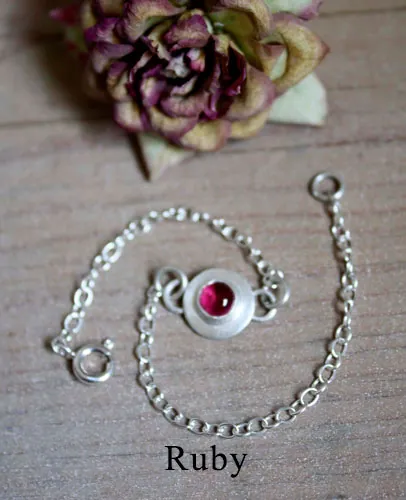 Ekadaura, pulsera redonda en plata y piedra de nacimiento (granate, amatista, aguamarina, piedra de luna, ónix, alejandrita, rubí, peridoto, zafiro, ópalo, citrino, turquesa)