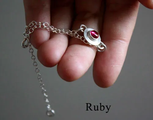 Ekadaura, pulsera redonda en plata y piedra de nacimiento (granate, amatista, aguamarina, piedra de luna, ónix, alejandrita, rubí, peridoto, zafiro, ópalo, citrino, turquesa)