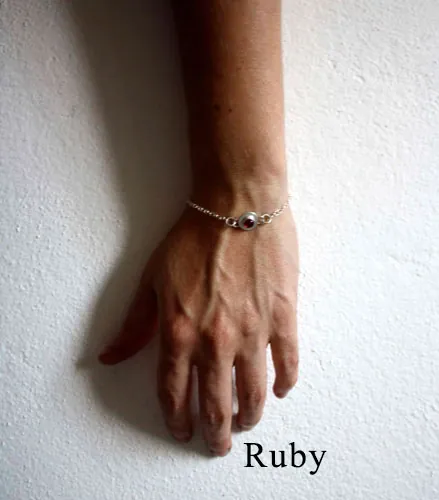 Ekadaura, pulsera redonda en plata y piedra de nacimiento (granate, amatista, aguamarina, piedra de luna, ónix, alejandrita, rubí, peridoto, zafiro, ópalo, citrino, turquesa)