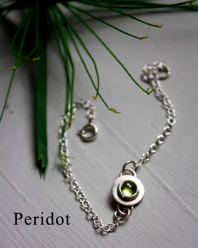 Ekadaura, pulsera redonda en plata y piedra de nacimiento (granate, amatista, aguamarina, piedra de luna, ónix, alejandrita, rubí, peridoto, zafiro, ópalo, citrino, turquesa)