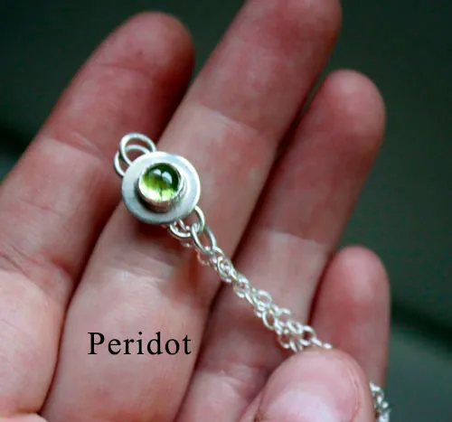 Ekadaura, pulsera redonda en plata y piedra de nacimiento (granate, amatista, aguamarina, piedra de luna, ónix, alejandrita, rubí, peridoto, zafiro, ópalo, citrino, turquesa)