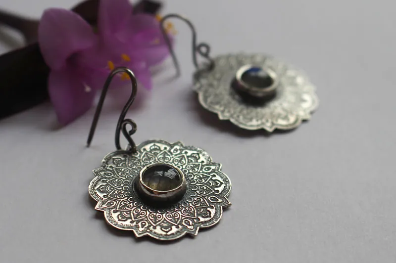El aire, aretes mandala aéreo en plata y labradorita