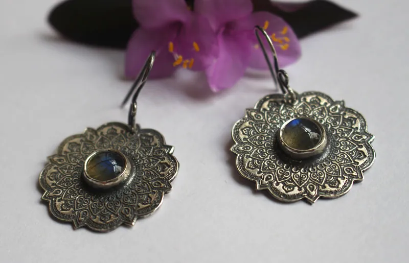 El aire, aretes mandala aéreo en plata y labradorita