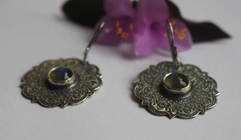 El aire, aretes mandala aéreo en plata y labradorita