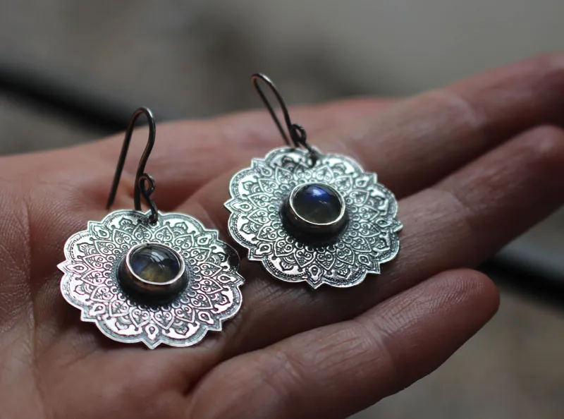 El aire, aretes mandala aéreo en plata y labradorita