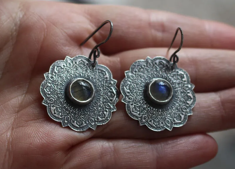El aire, aretes mandala aéreo en plata y labradorita