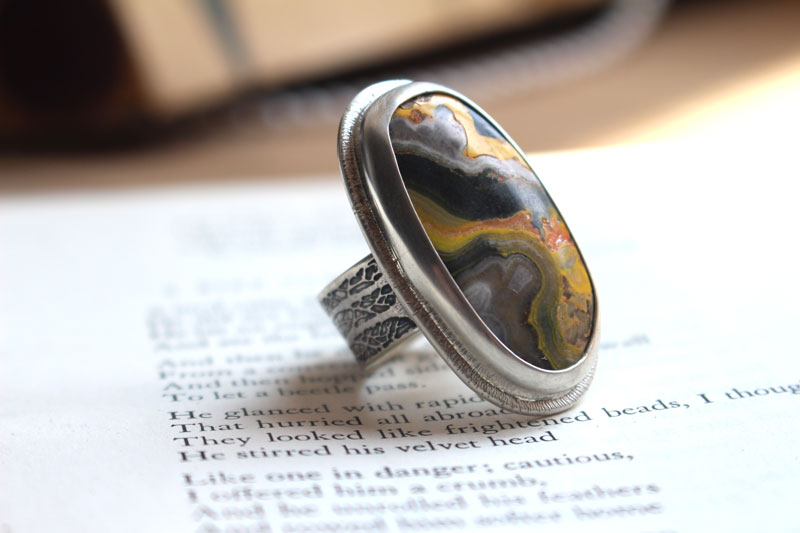 El aliento de la tierra, anillo Madre Tierra en plata y jaspe abejorro