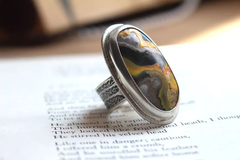 El aliento de la tierra, anillo Madre Tierra en plata y jaspe abejorro