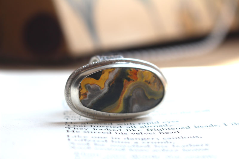 El aliento de la tierra, anillo Madre Tierra en plata y jaspe abejorro