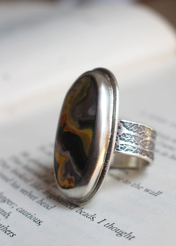 El aliento de la tierra, anillo Madre Tierra en plata y jaspe abejorro