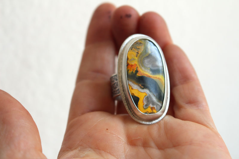 El aliento de la tierra, anillo Madre Tierra en plata y jaspe abejorro