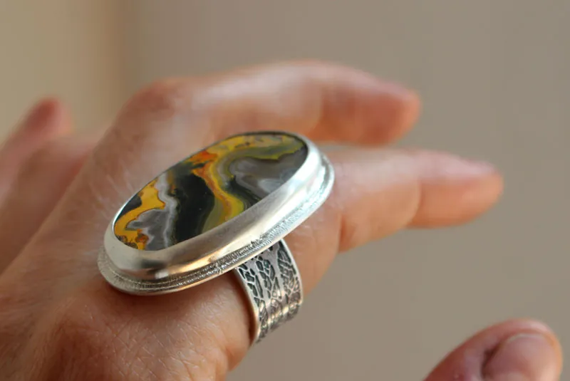 El aliento de la tierra, anillo Madre Tierra en plata y jaspe abejorro