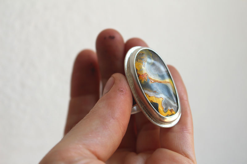 El aliento de la tierra, anillo Madre Tierra en plata y jaspe abejorro