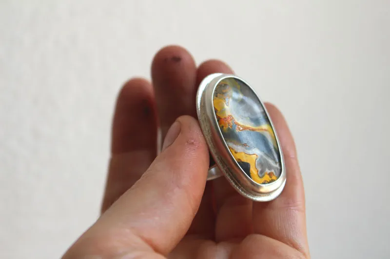 El aliento de la tierra, anillo Madre Tierra en plata y jaspe abejorro