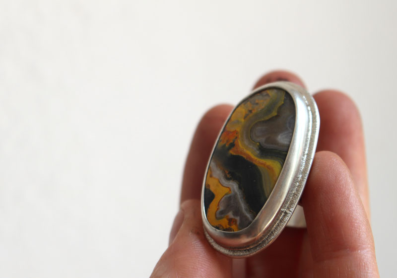 El aliento de la tierra, anillo Madre Tierra en plata y jaspe abejorro
