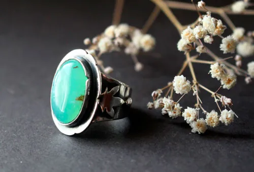 El alma de la naturaleza, anillo de flor frágil en plata y crisoprasa