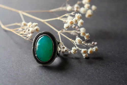 El alma de la naturaleza, anillo de flor frágil en plata y crisoprasa