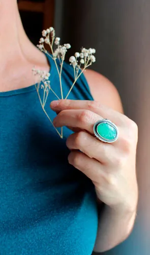 El alma de la naturaleza, anillo de flor frágil en plata y crisoprasa