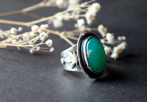 El alma de la naturaleza, anillo de flor frágil en plata y crisoprasa