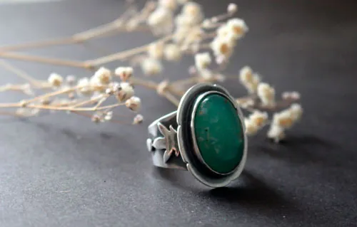 El alma de la naturaleza, anillo de flor frágil en plata y crisoprasa