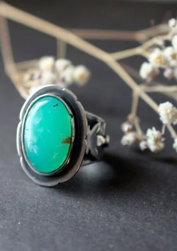 El alma de la naturaleza, anillo de flor frágil en plata y crisoprasa