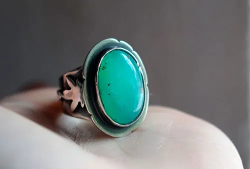 El alma de la naturaleza, anillo de flor frágil en plata y crisoprasa